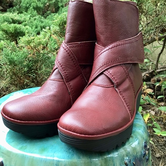 FLY LONDON (38) WOMEN’S Leather wedged heel boots, fastened Velcro around ankle. - Picture 12 of 15